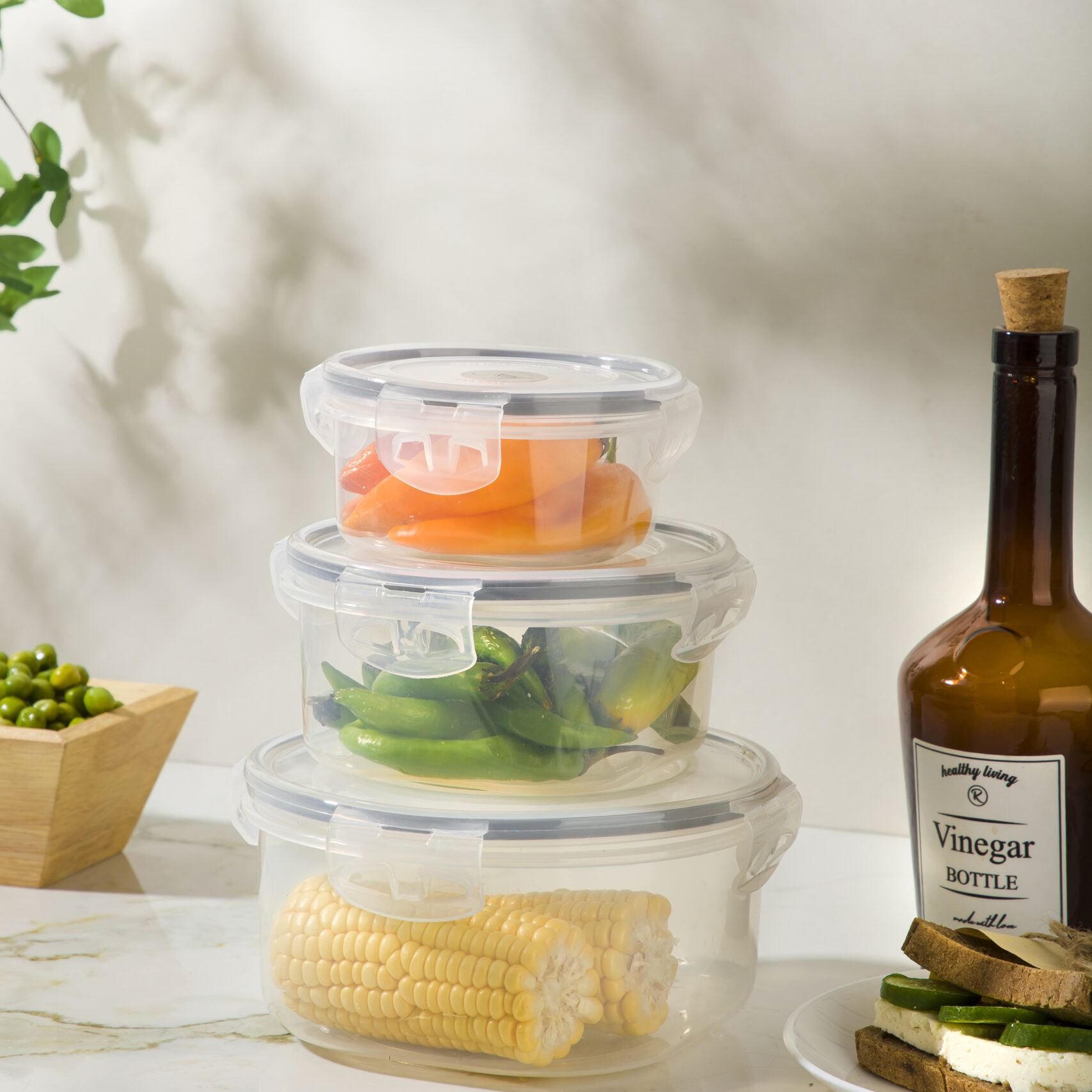 چرا ظروف فریزری بو می‌گیرند؟ نگاهی علمی به دلیل بو و لک در ظروف نگهدارنده